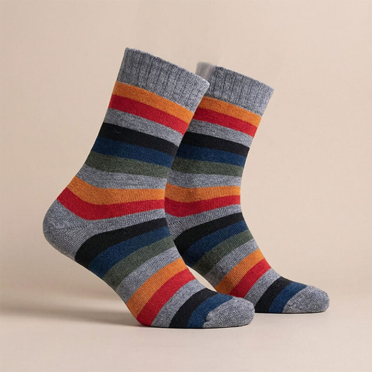 Raidalliset villasukat merinovillasta